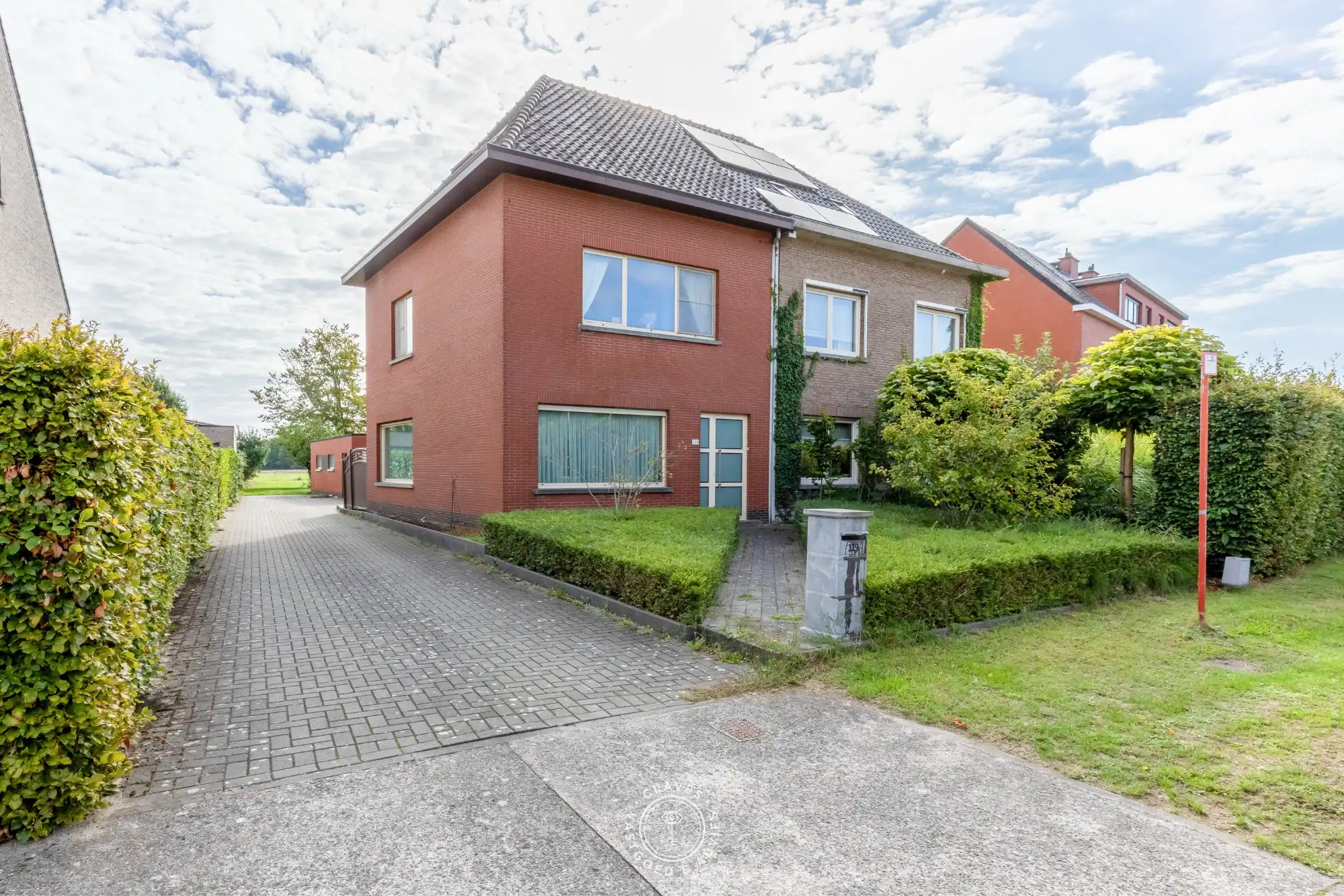 Instapklare halfopen bebouwing met garage en open zicht op de velden foto {{pictureIndex}}