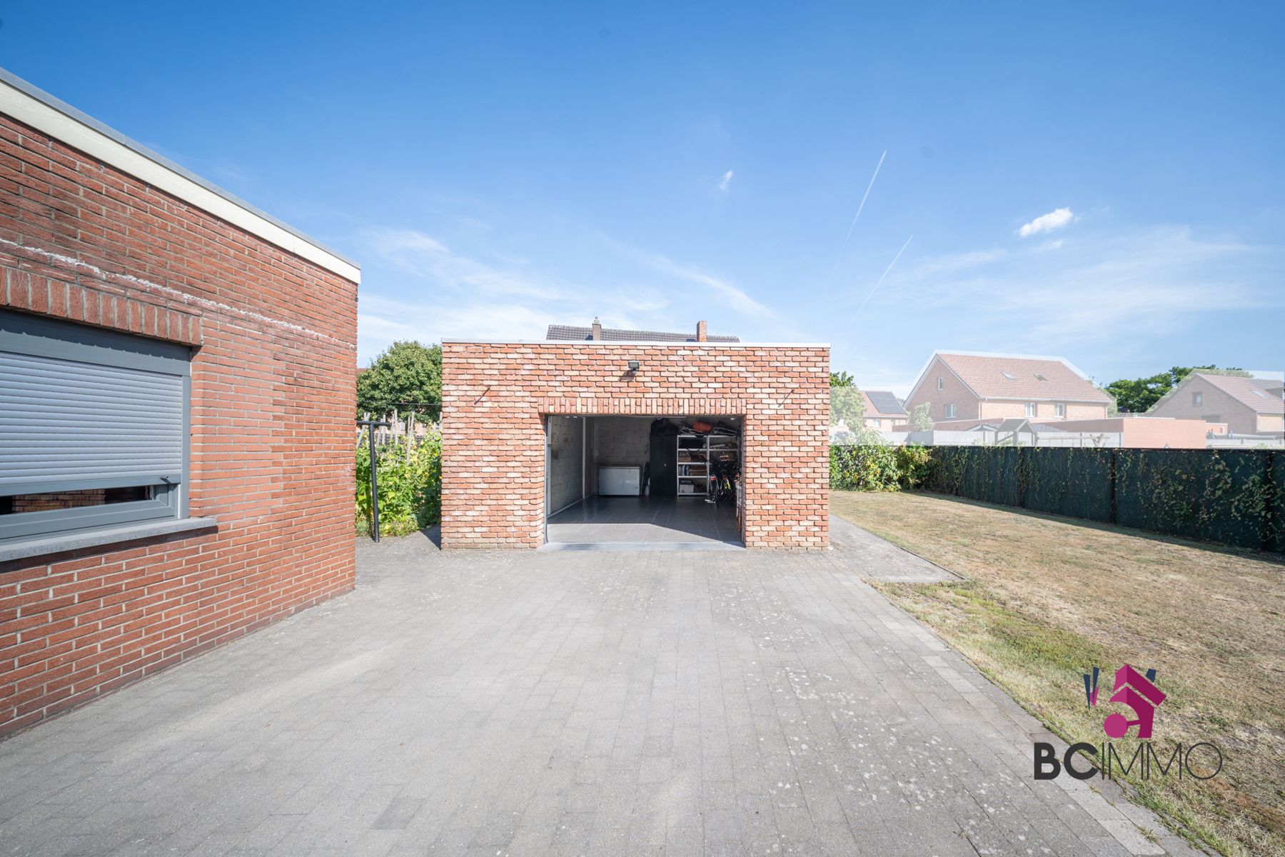 Halfopen woning met garage, zonnepanelen en ruime oprit foto 4