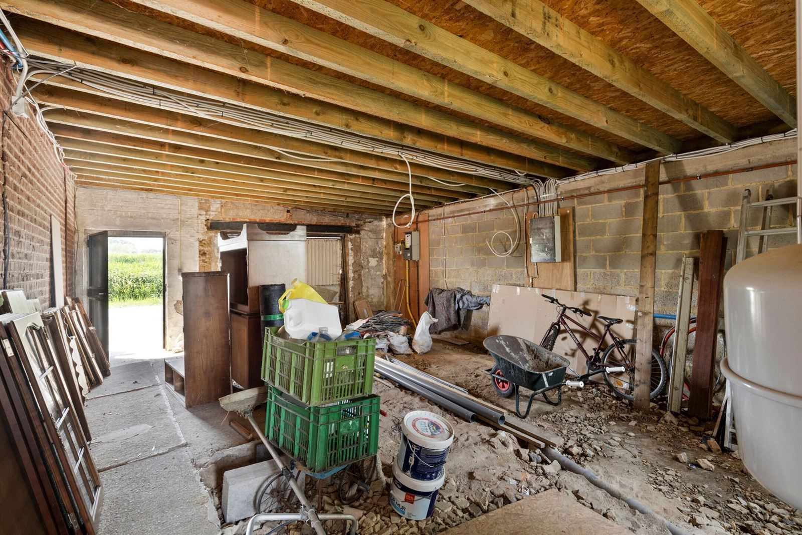 Verder te renoveren woning met grote tuin!  foto 16