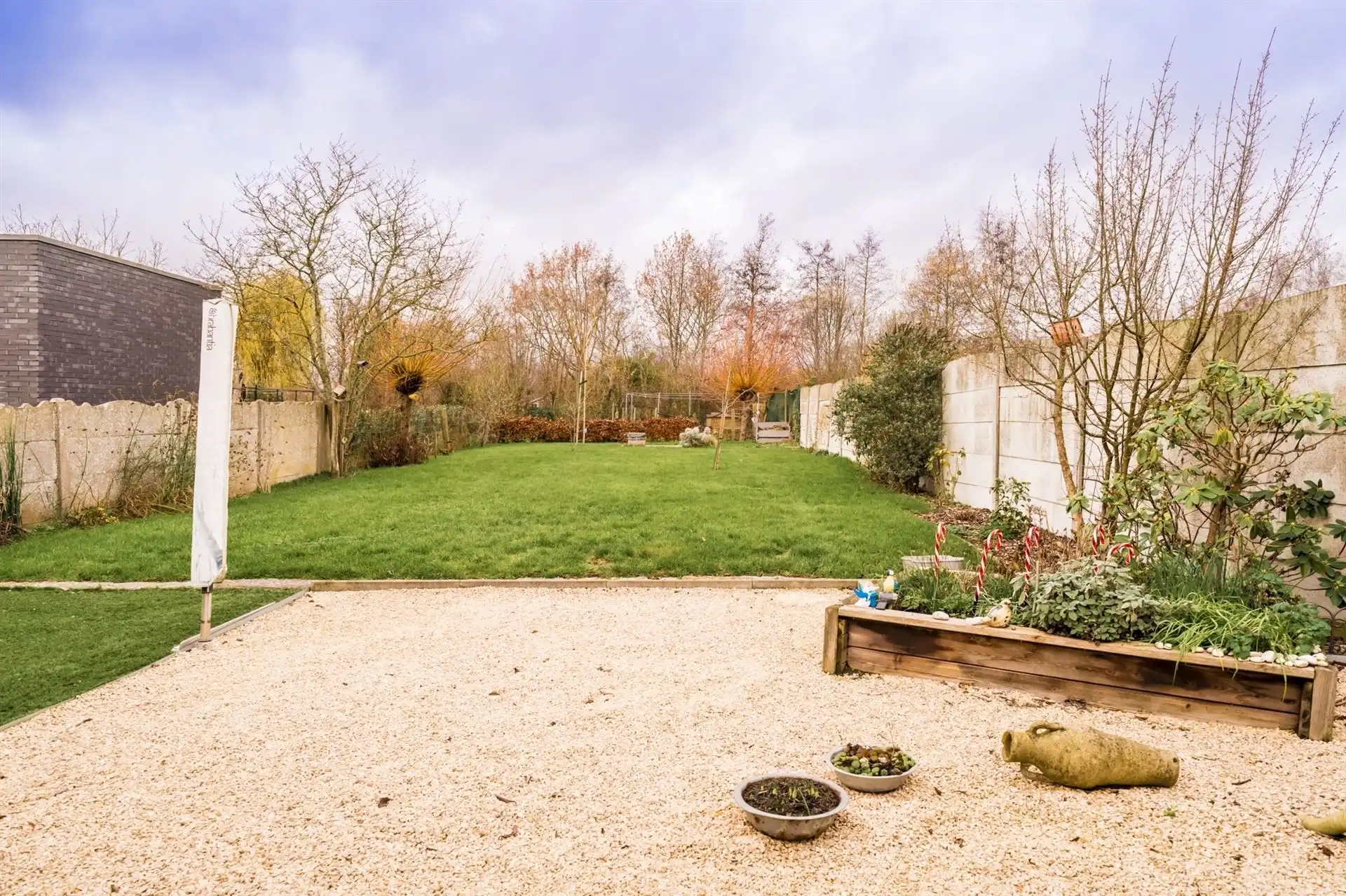 Zeer gezellige en charmante woning met prachtige tuin, oprit en ruime garage foto 17