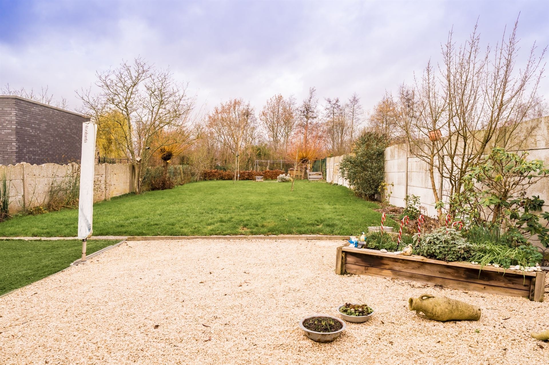 Zeer gezellige en charmante woning met prachtige tuin, oprit en ruime garage foto 17
