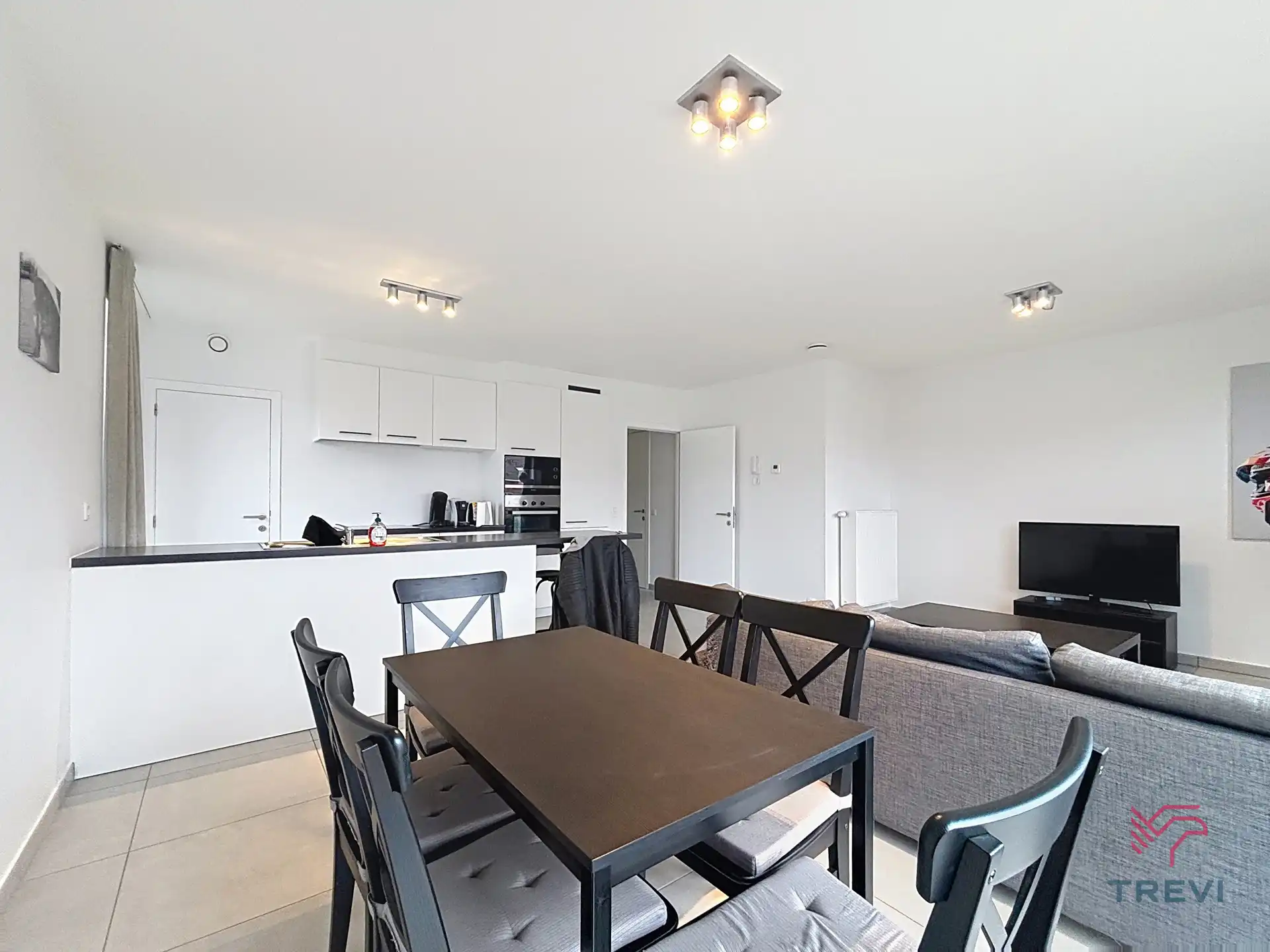 Mooie 2-slaapkamer ONMEUBILEERD appartement foto 2