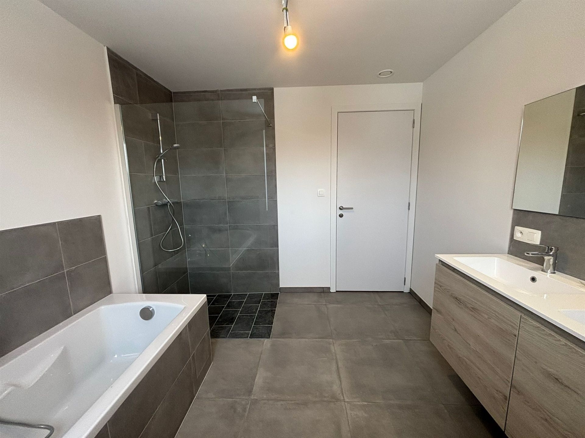 Rustiggelegen, hoogwaardig afgewerkte nieuwbouwwoning nabij het centrum! foto 18