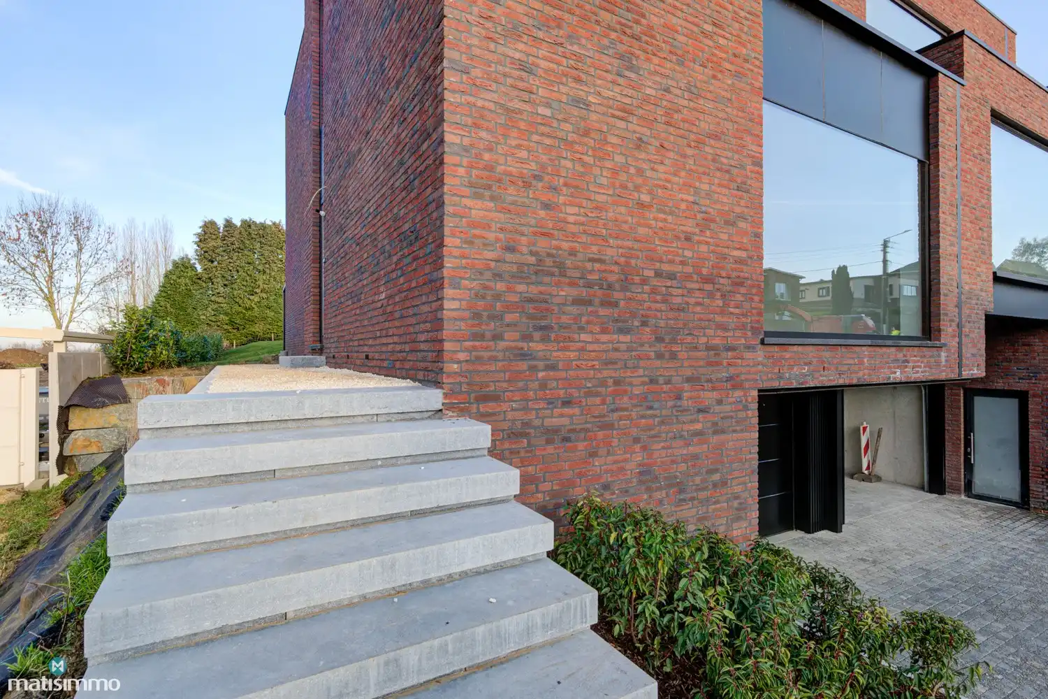 VOLLEDIG AFGEWERKTE EN GESCHILDERDE NIEUWBOUWWONING (EPB E10) MET 3 SLAAPKAMERS, OVERDEKT TERRAS, 2 GARAGES, KELDER EN AANGELEGDE TUIN IN WERM foto 3