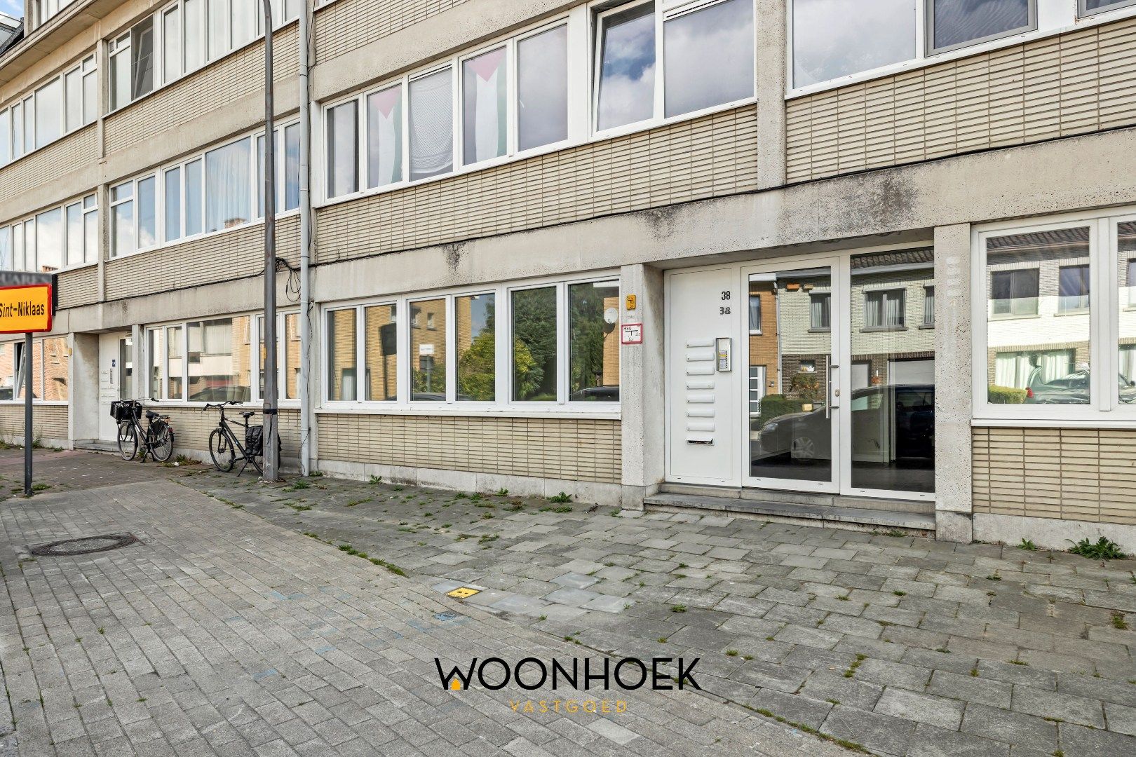 Gerenoveerd appartement op toplocatie te Belsele! foto 15