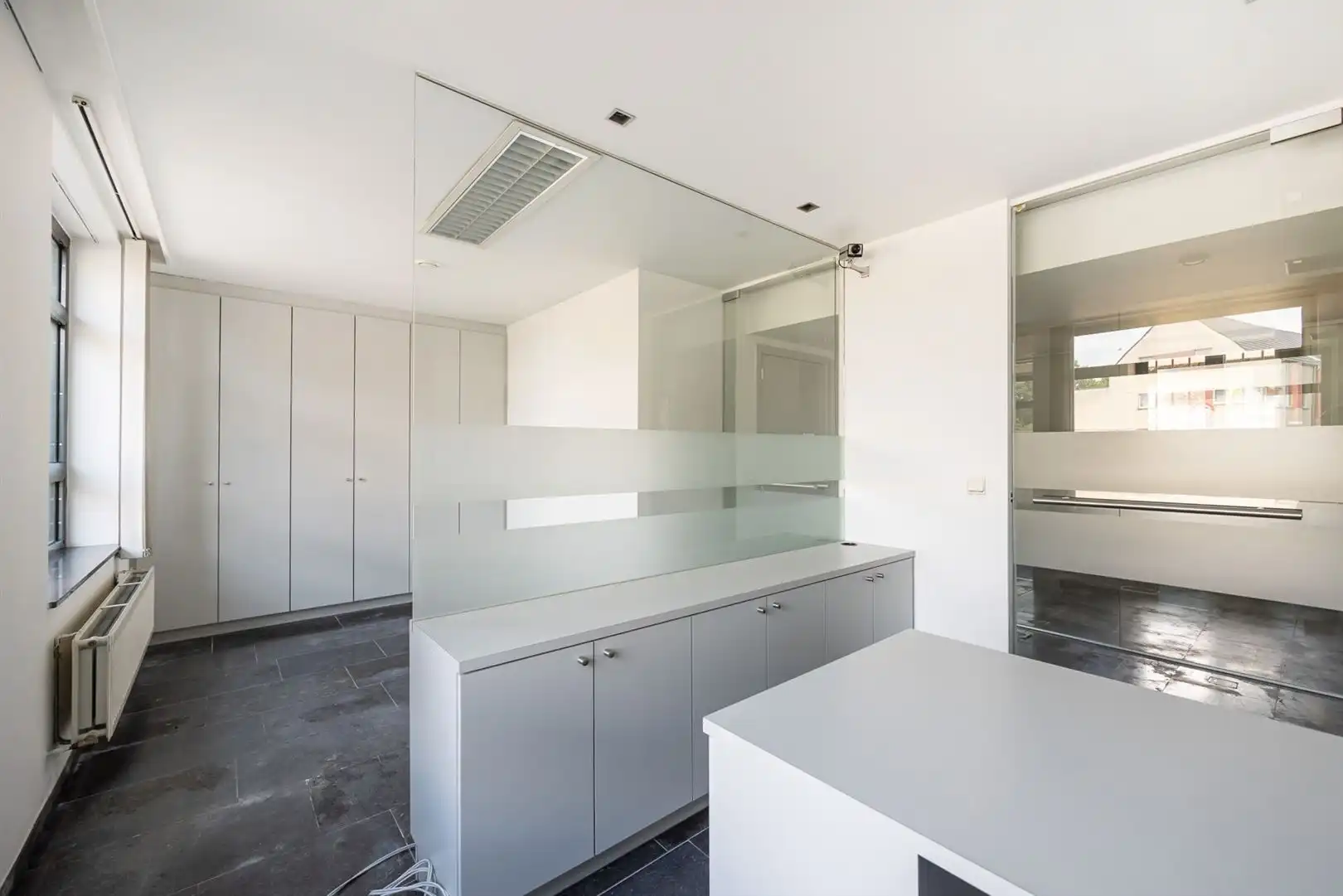 Grote woning in de dorpskern, met tuin en achter-uitweg. 'Must-see'! foto 9