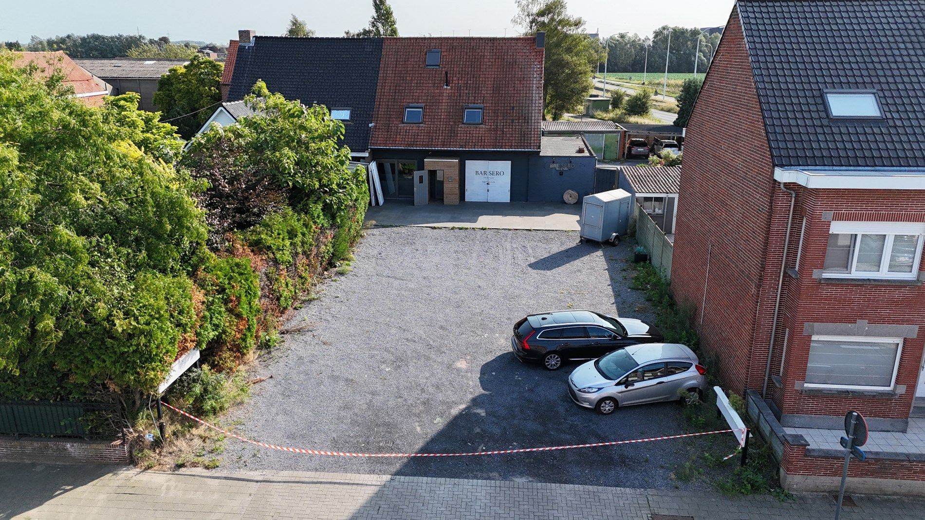 handelspand met duplex appartement, ruime parking, uitweg en garages foto 1