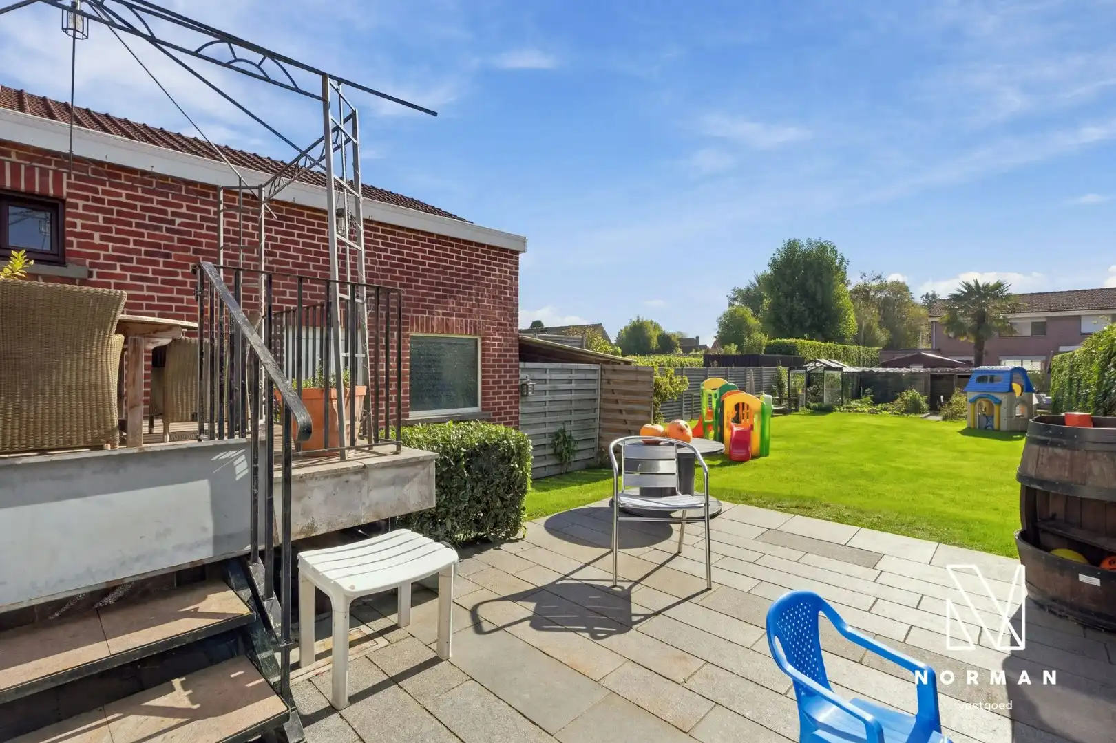 Stevige woning met 5 slaapkamers en praktijkruimte met parkeerplaats op commerciële ligging foto 25