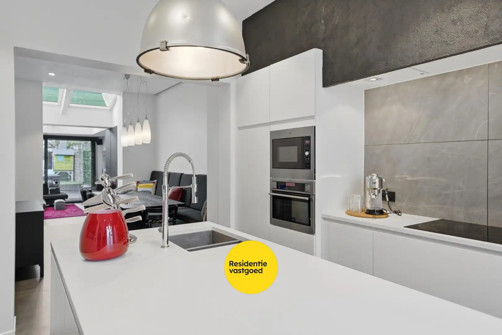 Volledig gerenoveerde woning met zonnige buitenruimte foto 12