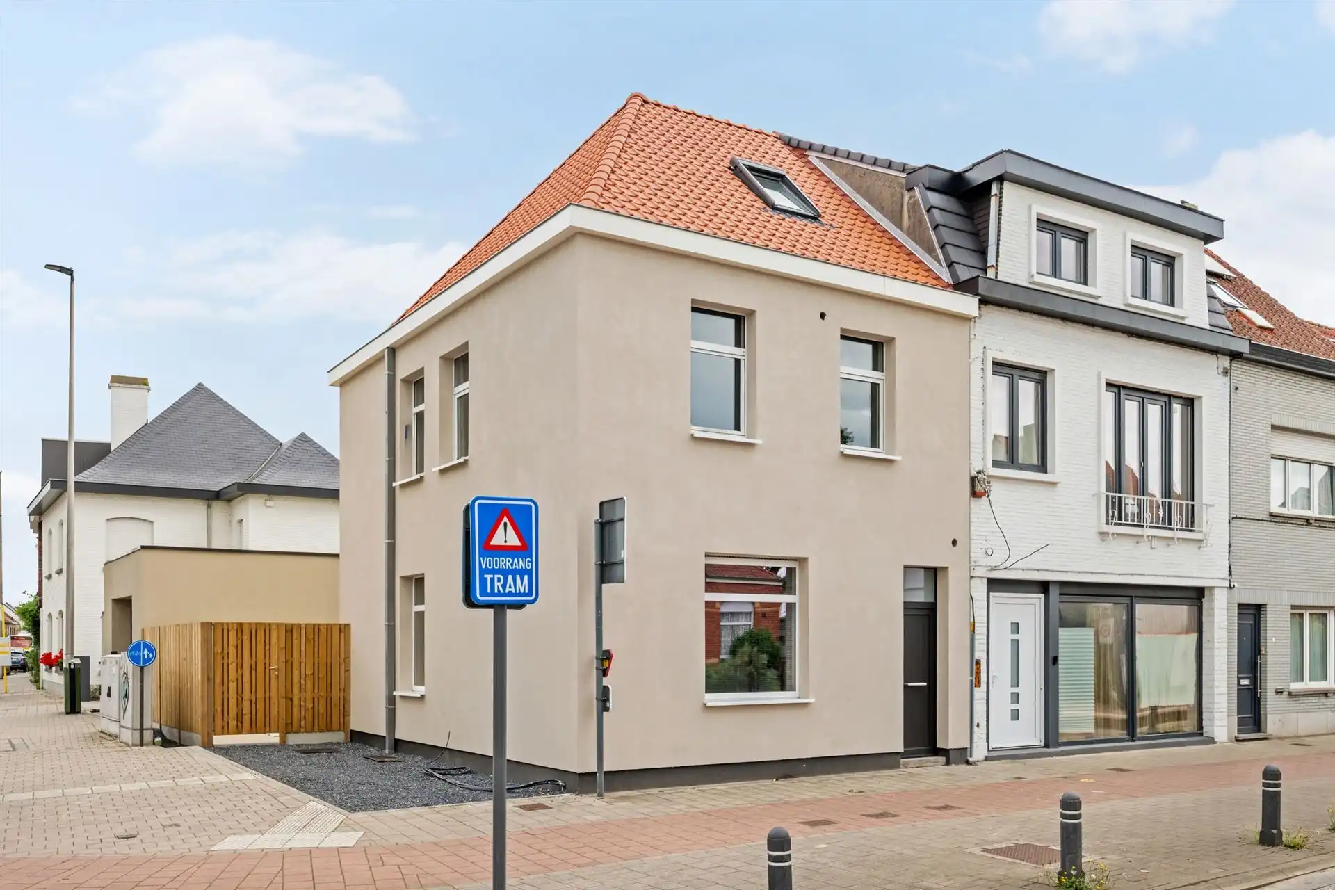 Kwalitatief gerenoveerde woning met 3 slk en leuk terras! foto 10