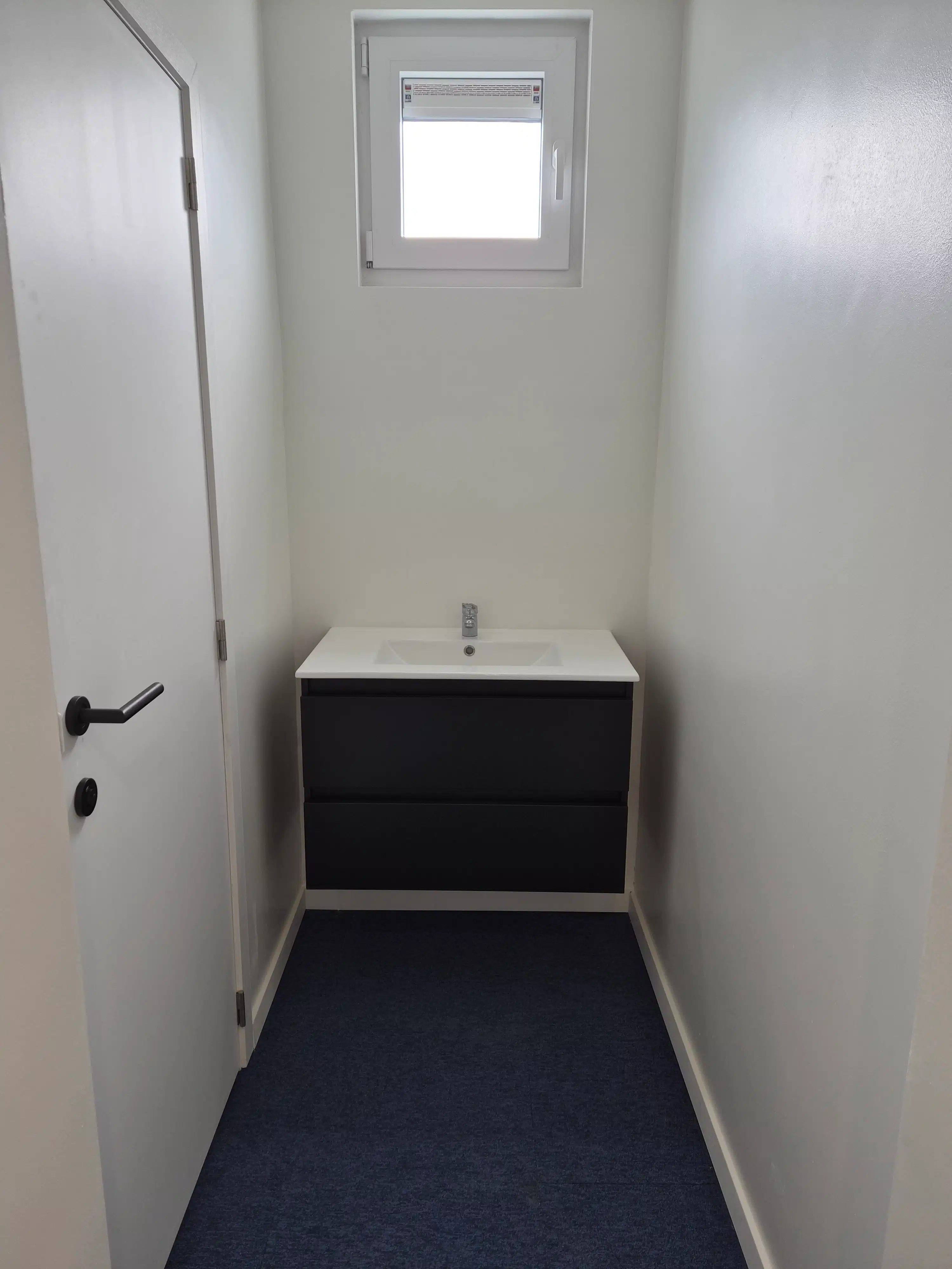 Instapklaar, modern en volledig gemeubeld kantoor met magazijnruimte van 120 m² te huur, inclusief vaste kosten. foto 7
