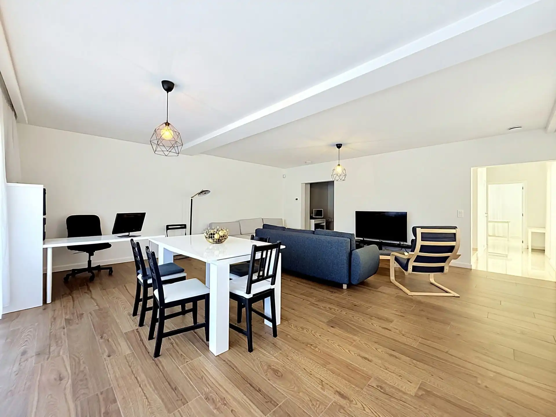 3-gevels huis met 4 slaapkamers en een tuin foto 3