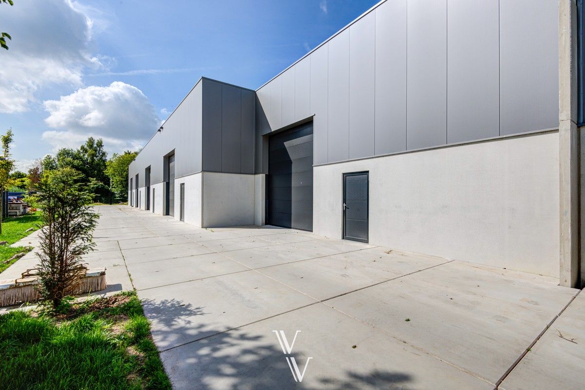 Te huur: Ruim Magazijn met parking foto {{pictureIndex}}