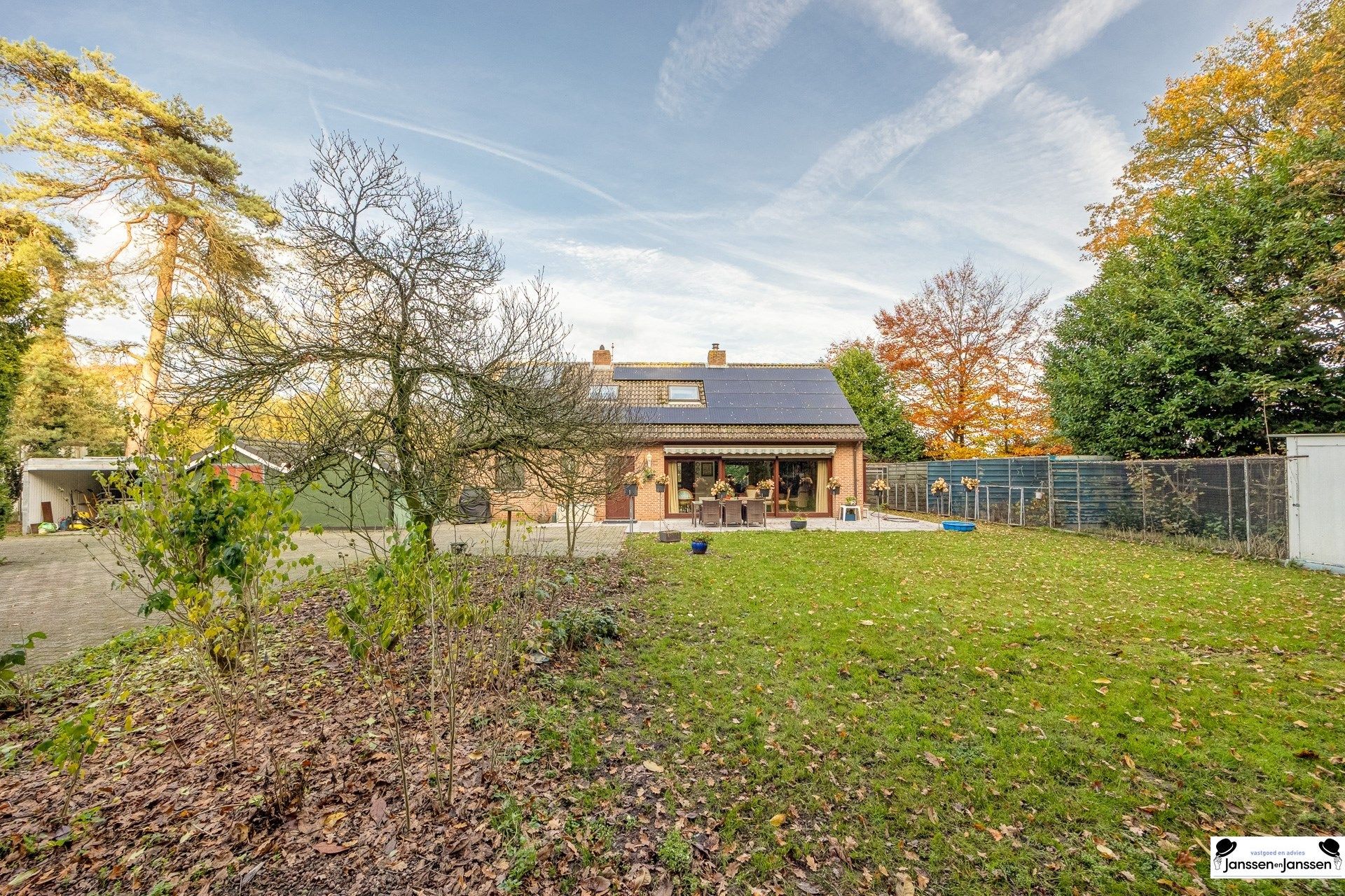 Landelijk gelegen woning op een perceel van ruim 6.000 m² foto {{pictureIndex}}