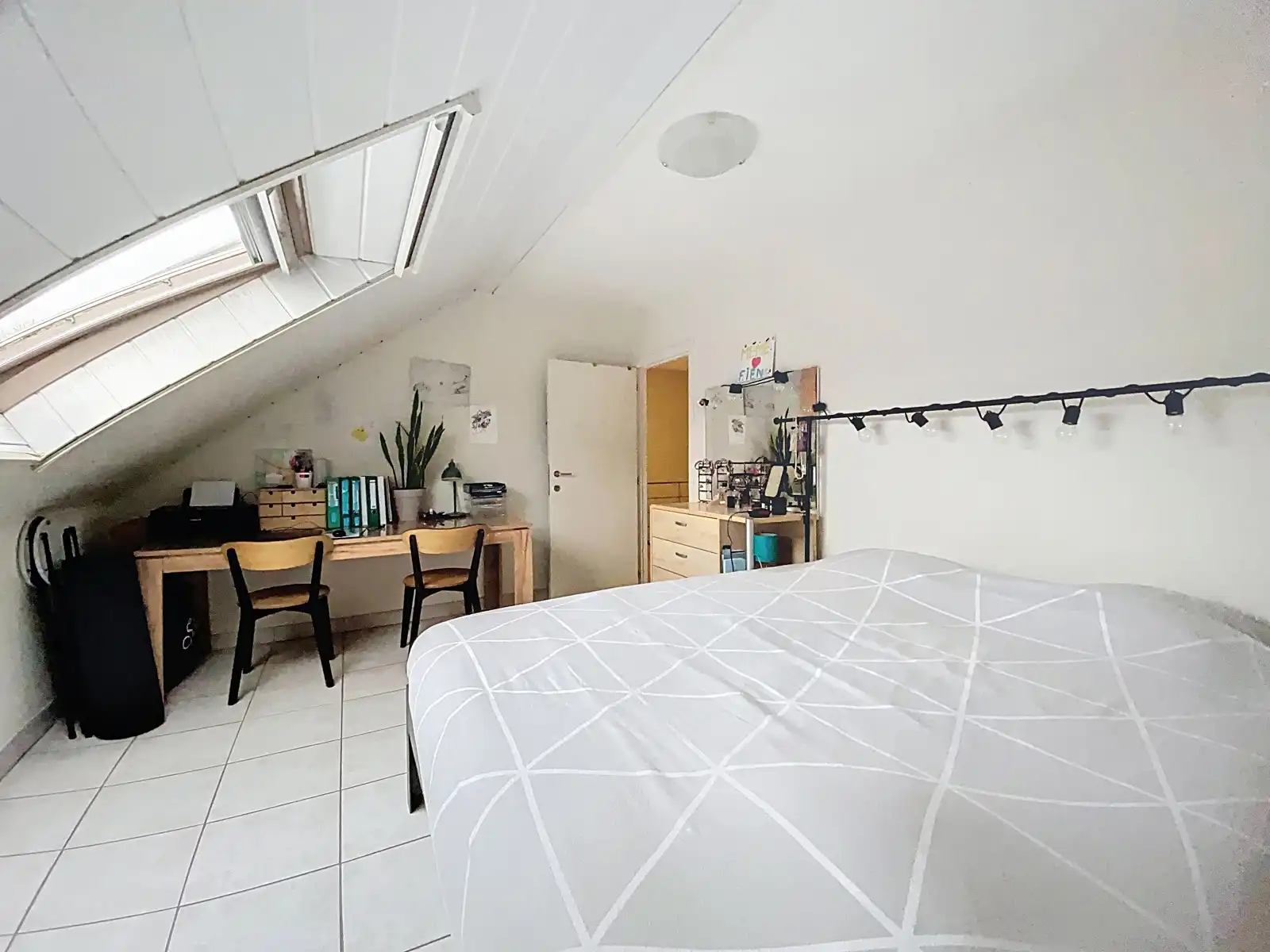 Halfopen woning met 3 slpks, terras en garage, €980/maand. foto 5