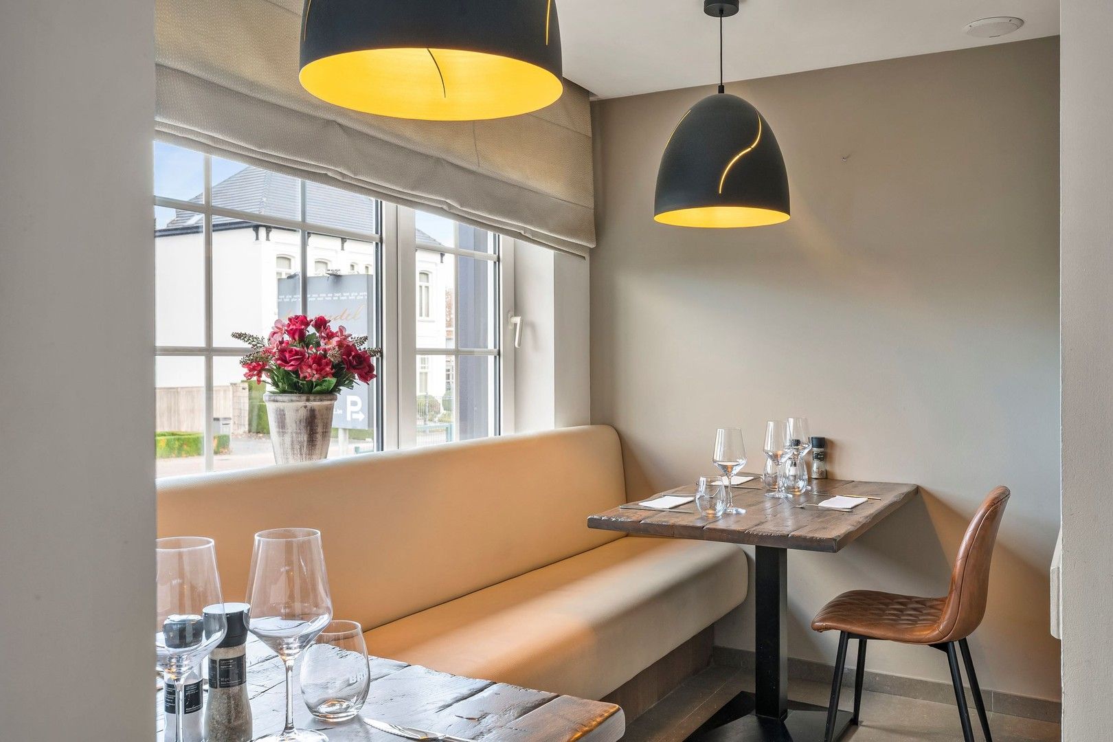 Gebouw waar het gezellige restaurant "De Vondel" is ondergebracht met woonst en voldoende parking op eigen terrein foto 5