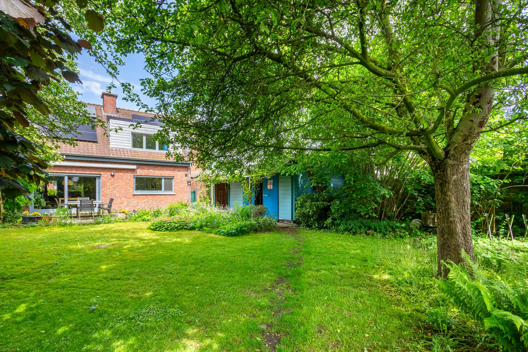 Ruime gezinswoning met zonnige tuin op toplocatie! foto 2
