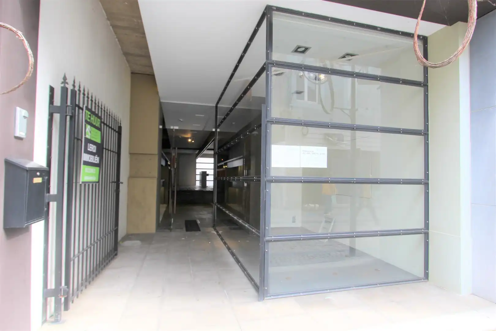 PRACHTIG GELEGEN MODERNE HANDELSWONING foto 2