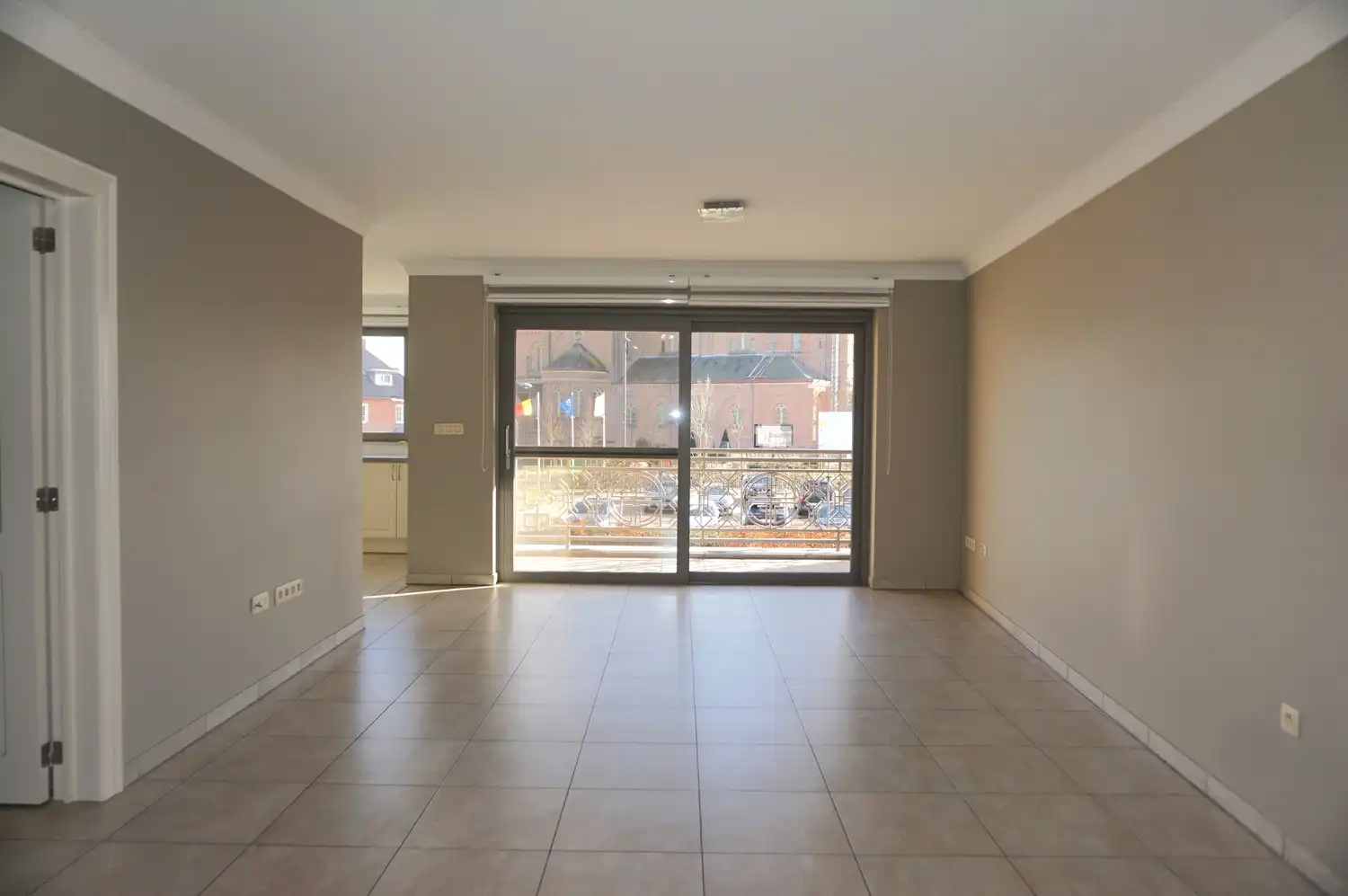 Ruim appartement van 110 m² met 2 slaapkamers, lift, 2 autostaanplaatsen en twee terrassen in het centrum van Paal foto 3