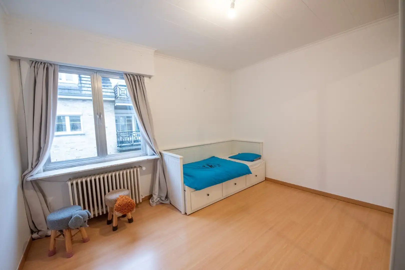 Instapklare hoekwoning met 2 garages 'TE KOOP' te Oeselgem. foto 18