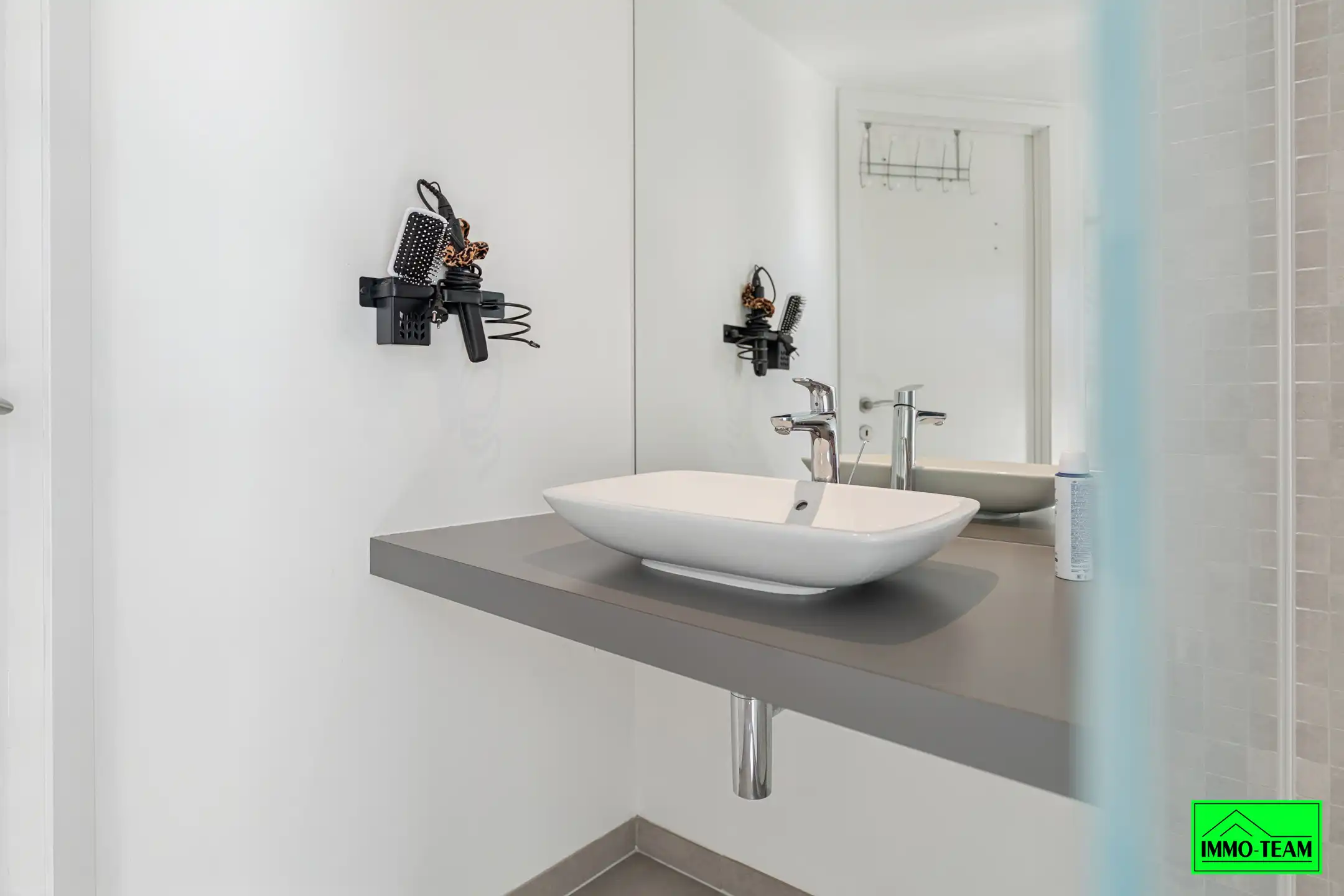 Instapklare starterswoning / investeringspand foto 17