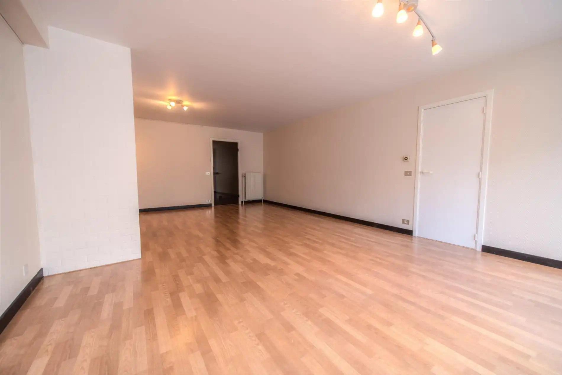 Ruim appartement  gelegen op de Kustlaan tussen het Lichttorenplein en het Driehoeksplein. foto 3