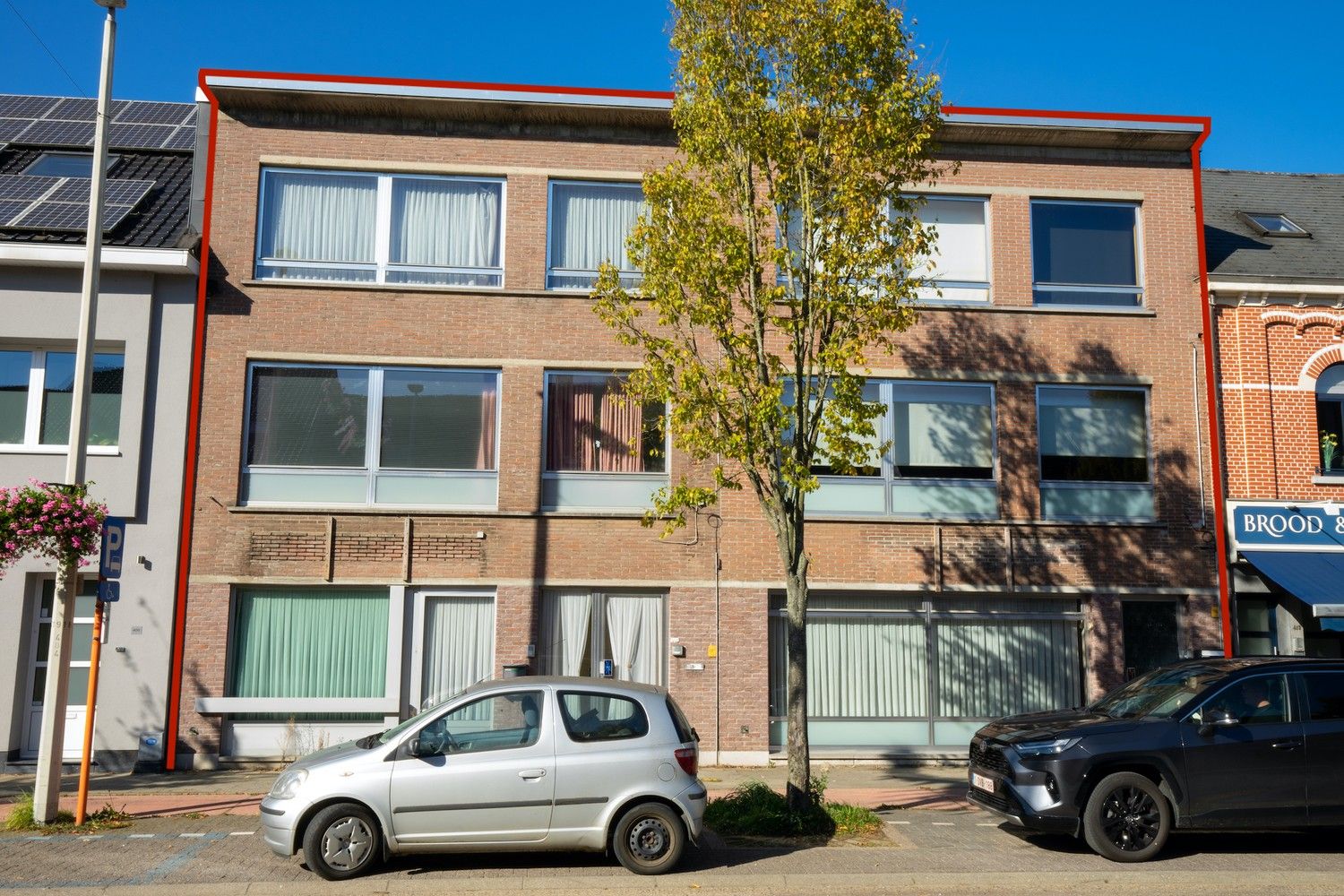 Opbrengsteigendom in het hart van Rillaar: 4 appartementen met terras en privé staanplaatsen foto {{pictureIndex}}