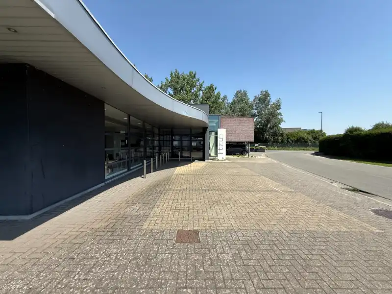 Veelzijdig bedrijfsgebouw langs de Dender met showroom, kantoren & parking foto 26