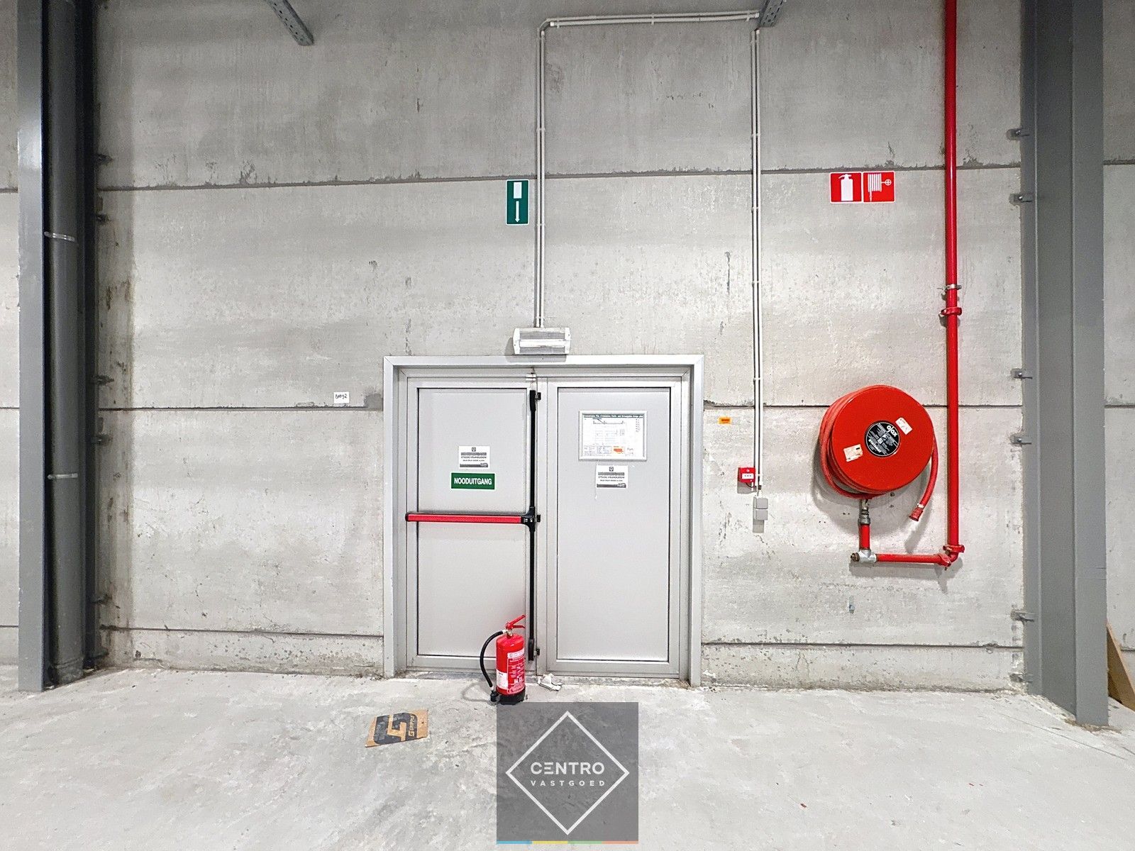 Instapklare HANDELSRUIMTE (1.200m²) met opslagmogelijkheden langs De Torhoutsesteenweg (achter "Juntoo") te Oostende! Gemeenschappelijke parkeermogelijkheid rondom de gebouwen! foto 13