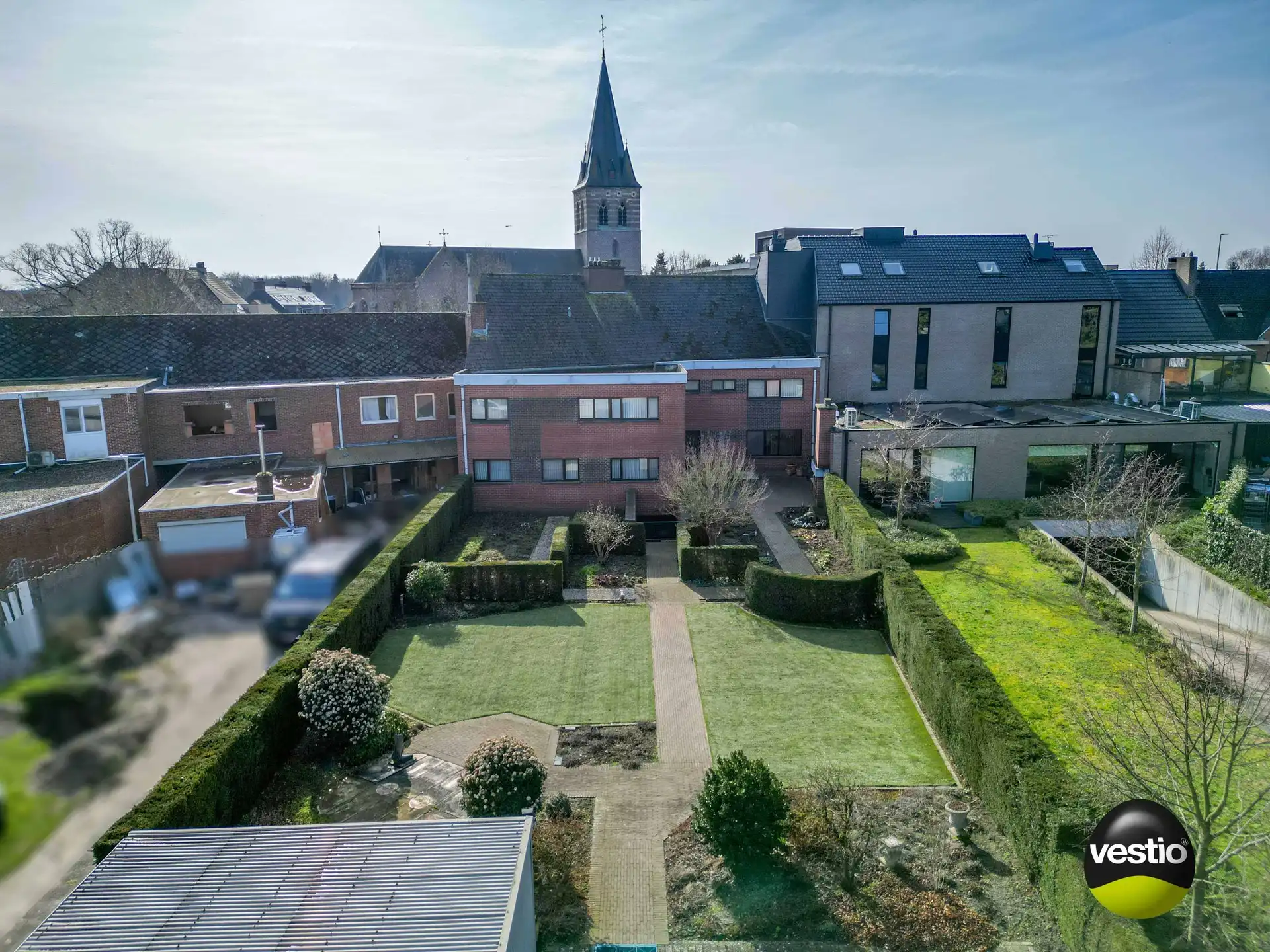 GELIJKVLOERS APPARTEMENT 3 SLAAPKAMERS 171 M² + HANDELSRUIMTE + TUIN + 5 GARAGES + ZOLDER foto 8