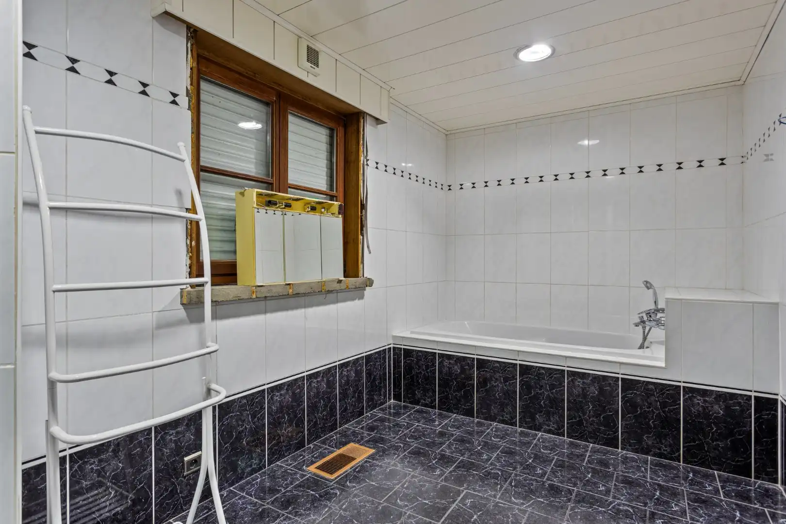 Onderkelderde woning met 4 slpks op 899 m² in een doodlopende straat te OLV Olen ! foto 18