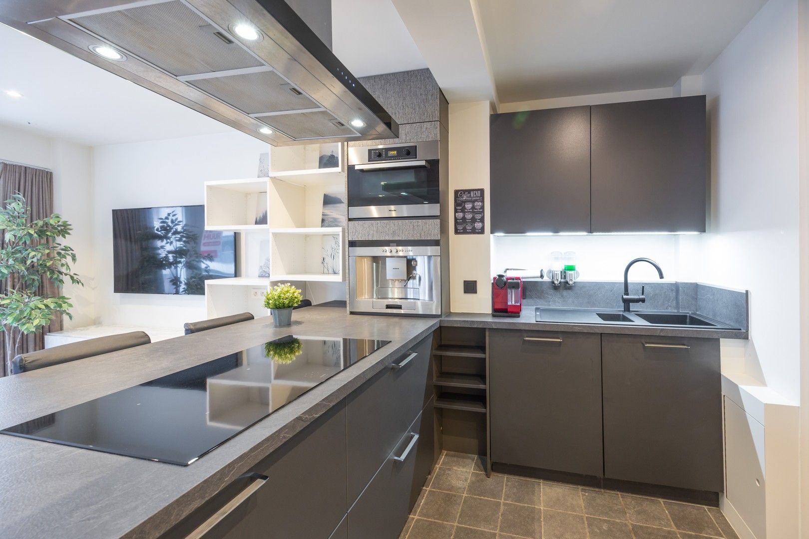 PRACHTIG, GEMEUBELD APPARTEMENT MET 2 SLAAPKAMERS NABIJ HET BRUISEND STADSCENTRUM foto 5