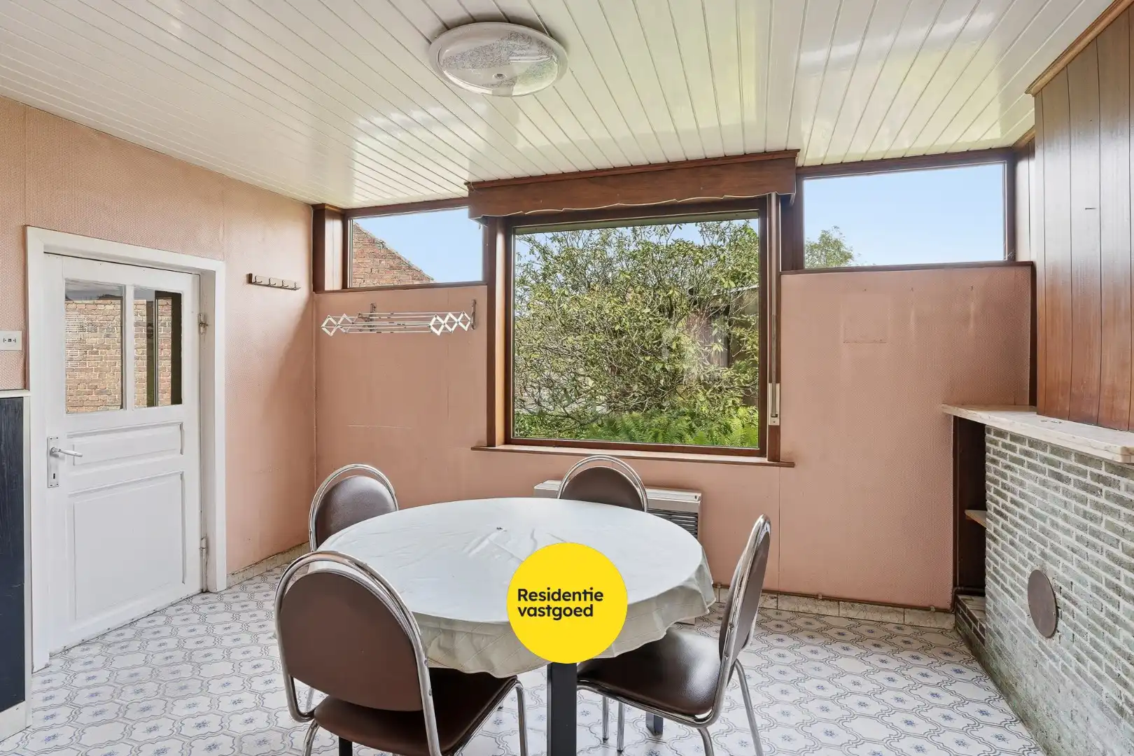 Te renoveren halfopen woning met tuin en oprit/garage foto 4