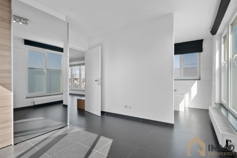 Te huur centrum Roeselare prachtig luxueus dakappartement met 2 zonnige terrassen. foto 14