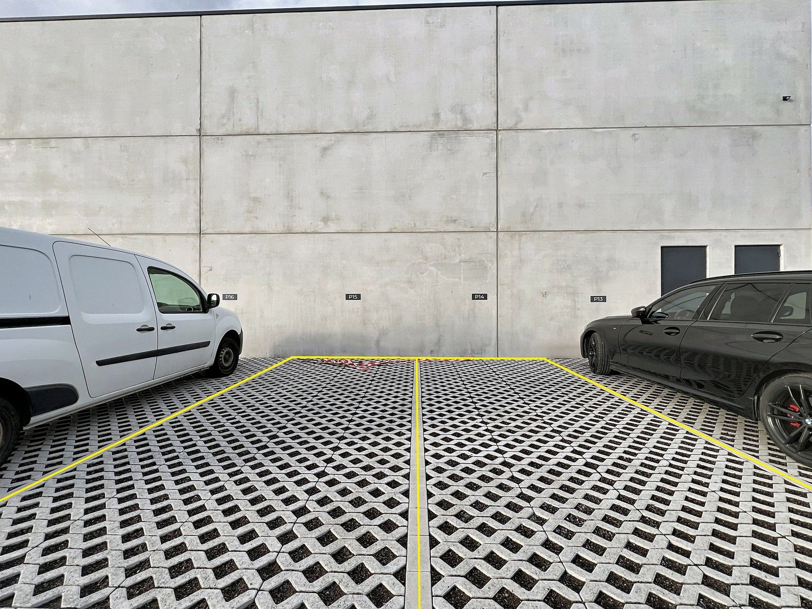 Nieuwbouw KMO-unit (457m²) met 2 hoge sectionaalpoorten en 3 private parkeerplaatsen op "Clarysse Business Park" te PITTEM! foto 13