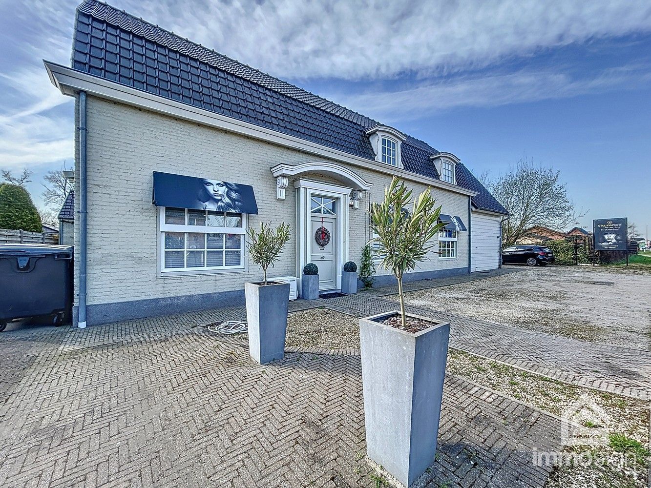 Landhuis op een perceel van 1875 m² foto {{pictureIndex}}