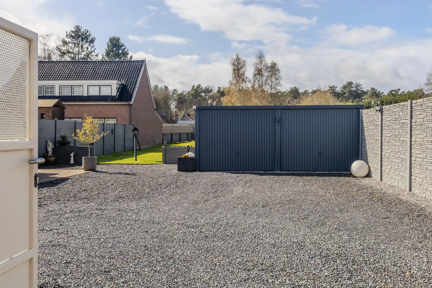 Instapklare woning met drie slaapkamers, ruime tuin en twee garageboxen in hartje Rekem! foto 42