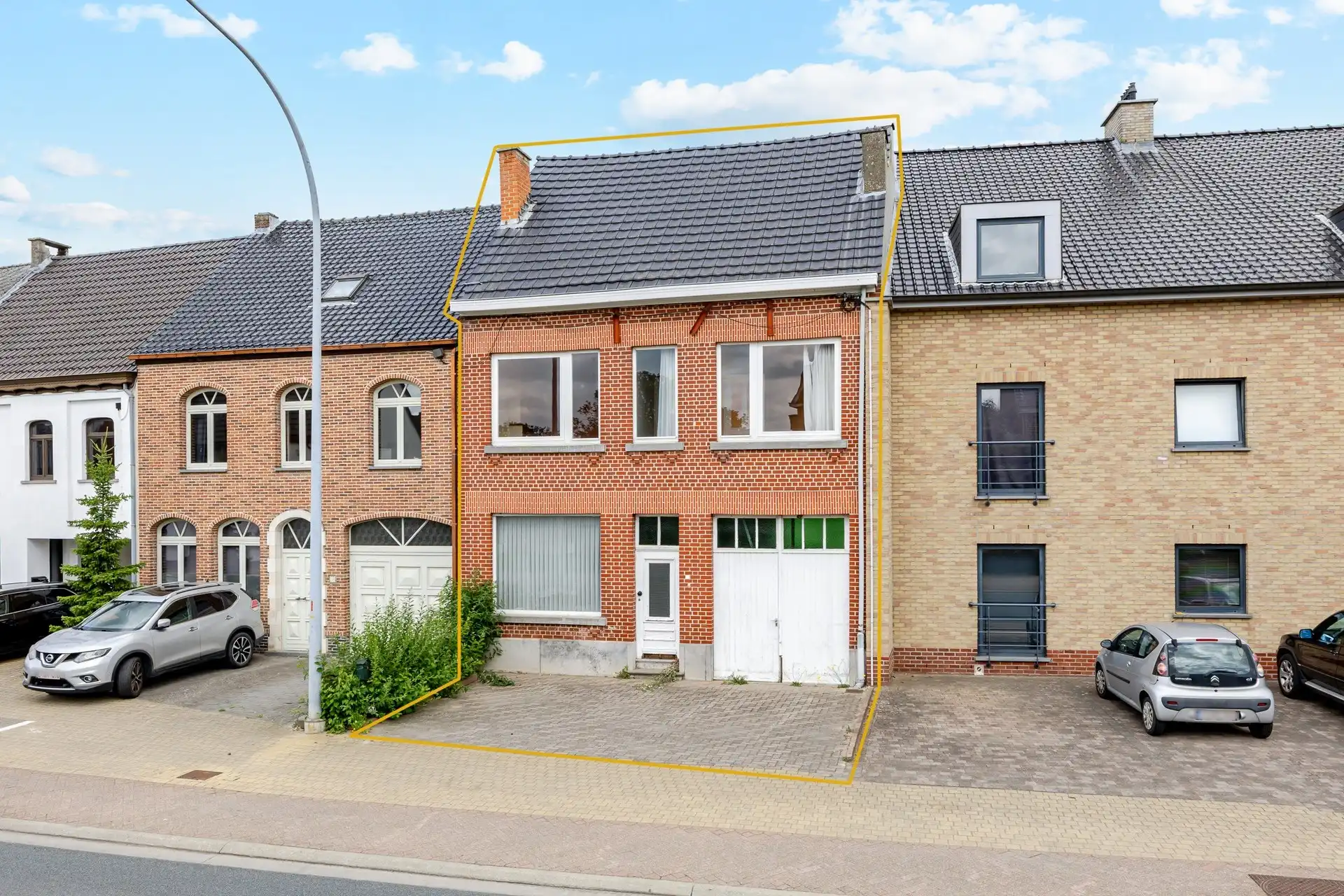Hoofdfoto van de publicatie: Te renoveren woning met grote tuin en garage te Haaltert