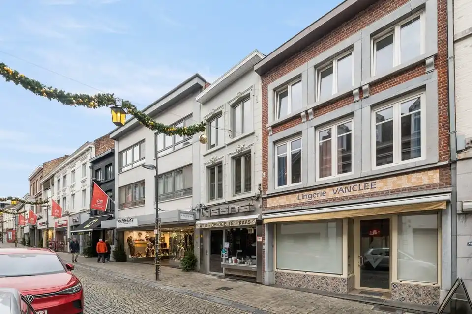 Charmant handelshuis op toplocatie in het hart van de Tongerse winkelstraat foto 3