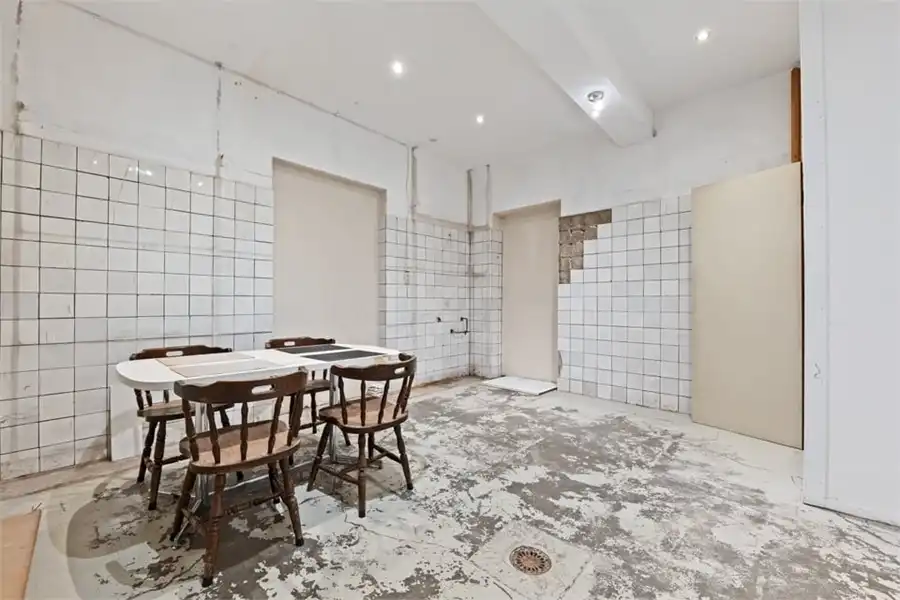 RUIME HANDELSRUIMTE TE HUUR OP DE GROTE MARKT IN SINT-TRUIDEN foto 18