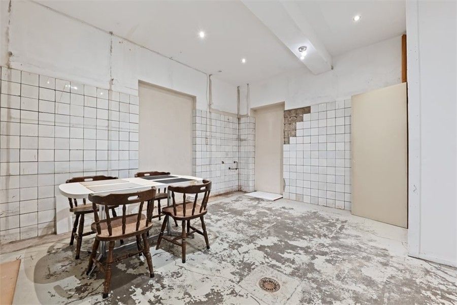 RUIME HANDELSRUIMTE TE HUUR OP DE GROTE MARKT IN SINT-TRUIDEN foto 18