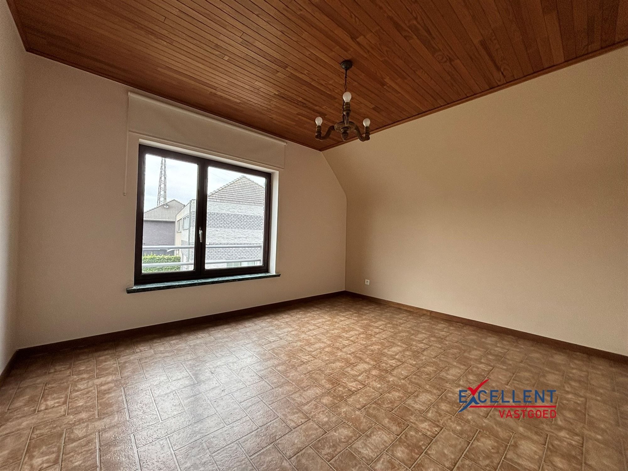 Gezinswoning met 4 slaapkamers & ruime tuin foto 12