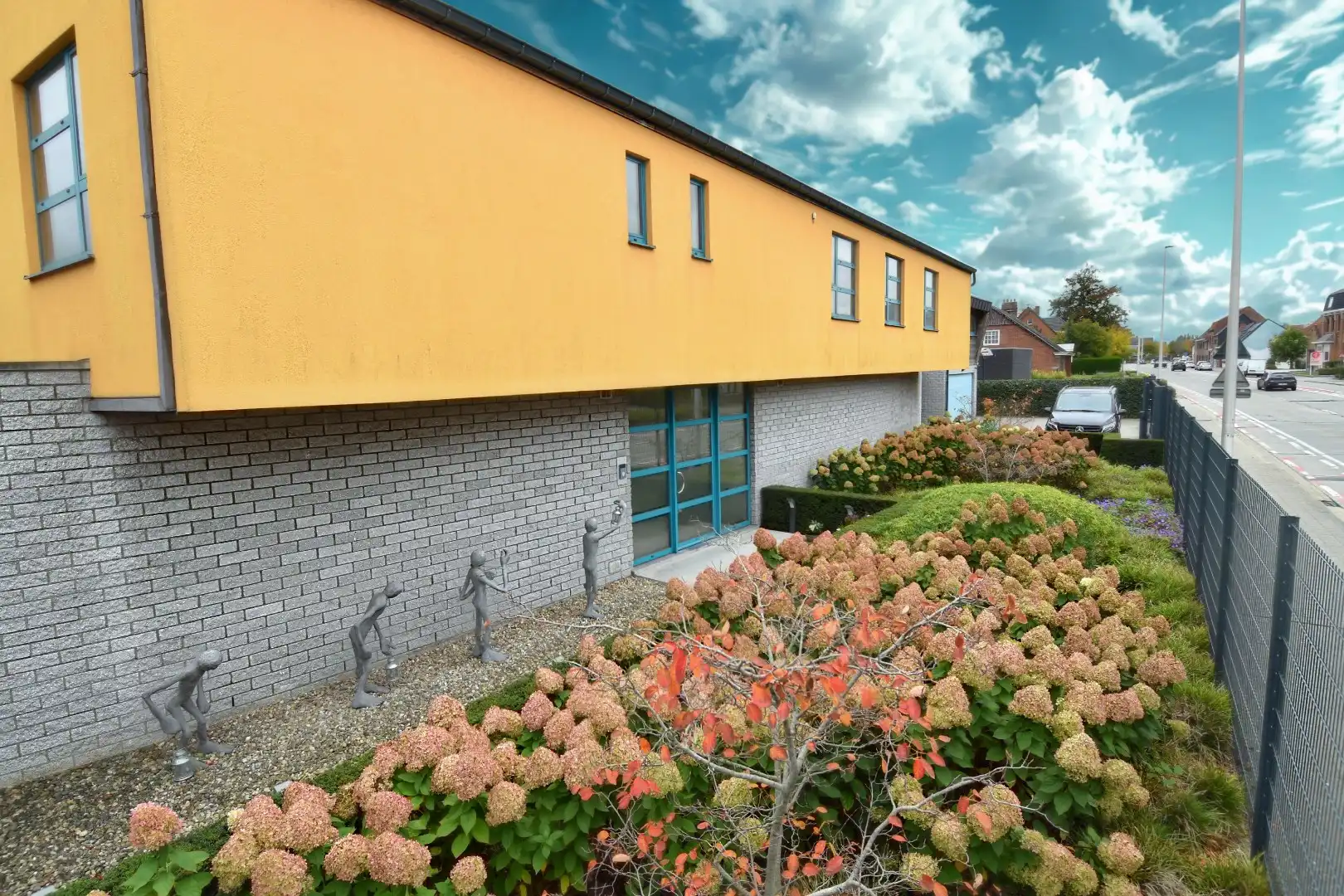 Uitzonderlijk vastgoed te koop op een zeer royaal perceel (2103 m²) in Gullegem foto 2