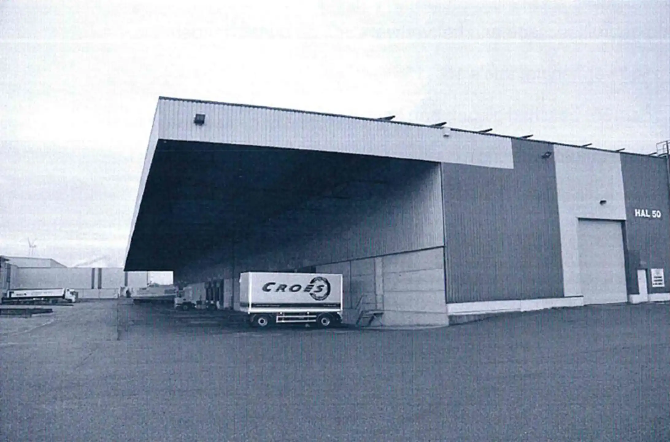 Te Huur Genk: Magazijn 1  poort + 170m² kantoor foto 6