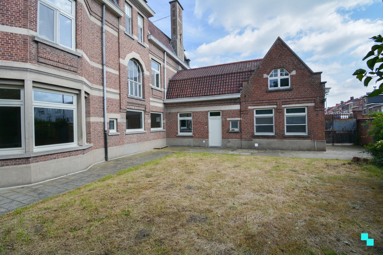 Prachtige eclectische burgerwoning in hartje Izegem foto 20