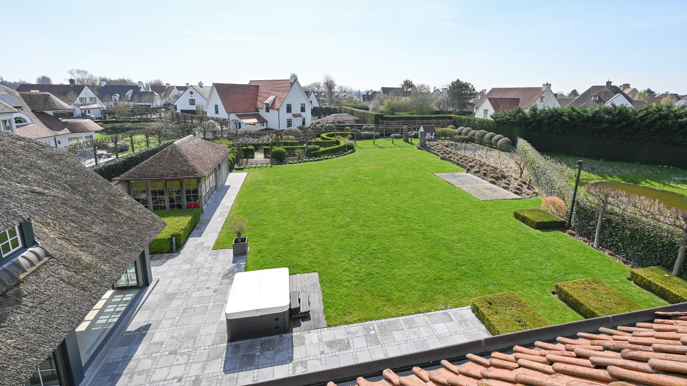 Overname van aandelen: indrukwekkende villa gelegen op een uitzonderlijke grond in een rustige residentiele buurt.  foto 21