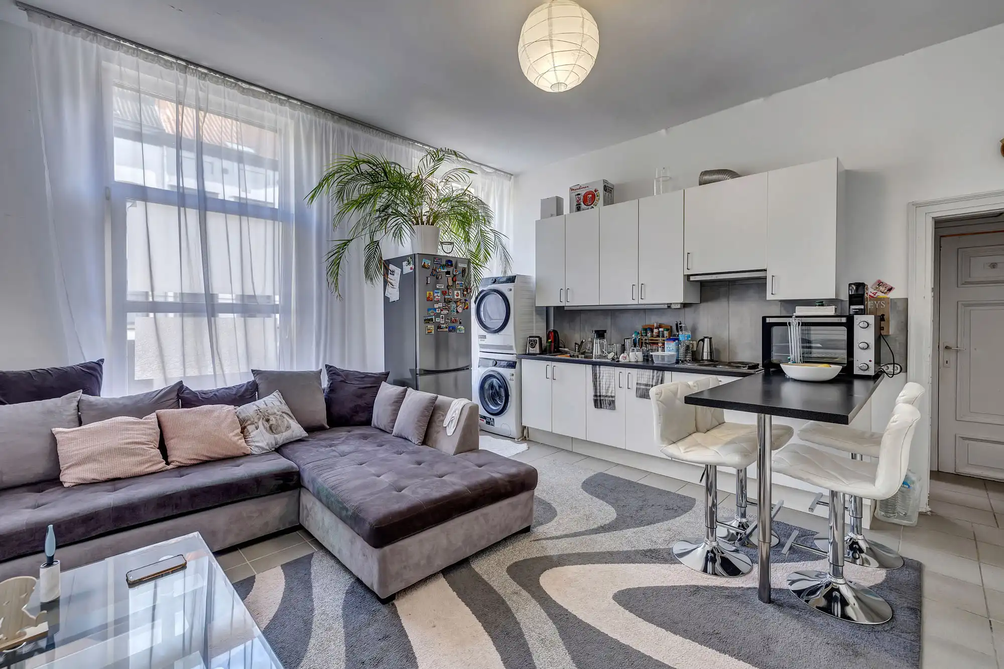 Appartementsgebouw met handelsgelijkvloers in Molenbeek foto {{pictureIndex}}