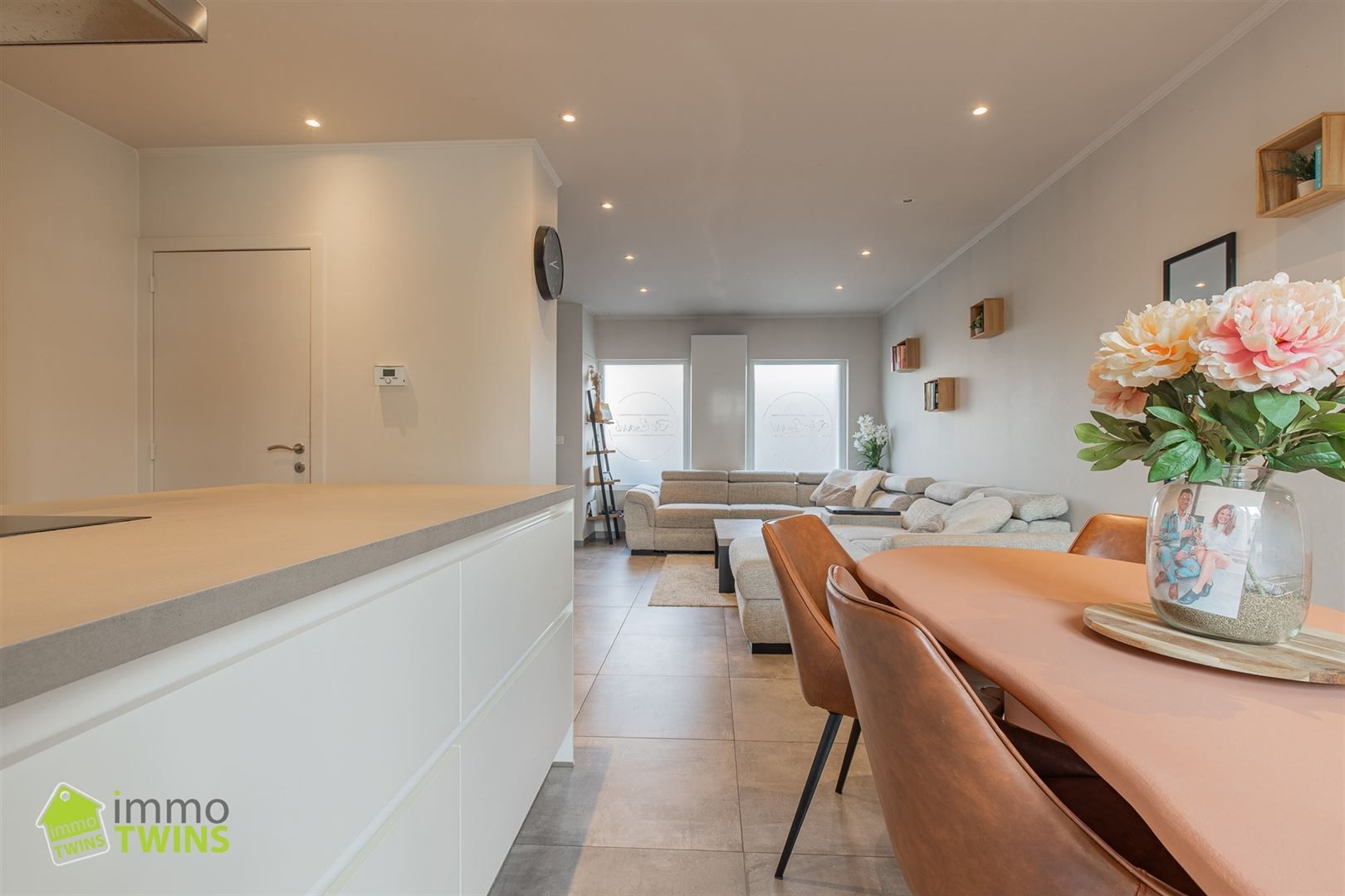 Gerenoveerde woning met loods, oprit en tuin te Grembergen foto 2