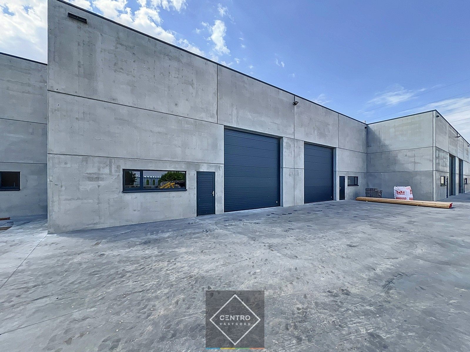 NB MAGAZIJN 216m²  (vrije hoogte 7m !) , voorzien van sectionaalpoort, deur, raam en 3 parkeerplaatsen te SLEIHAGE (Oostnieuwkerke). foto 2