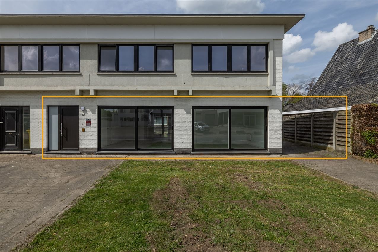 Gelijkvloers appartement, twee slpk., autostaanplaats foto {{pictureIndex}}